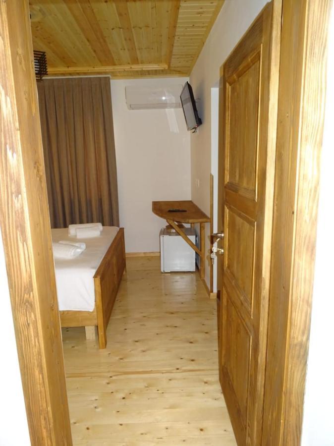 Guesthouse Riverside Berat Exterior photo