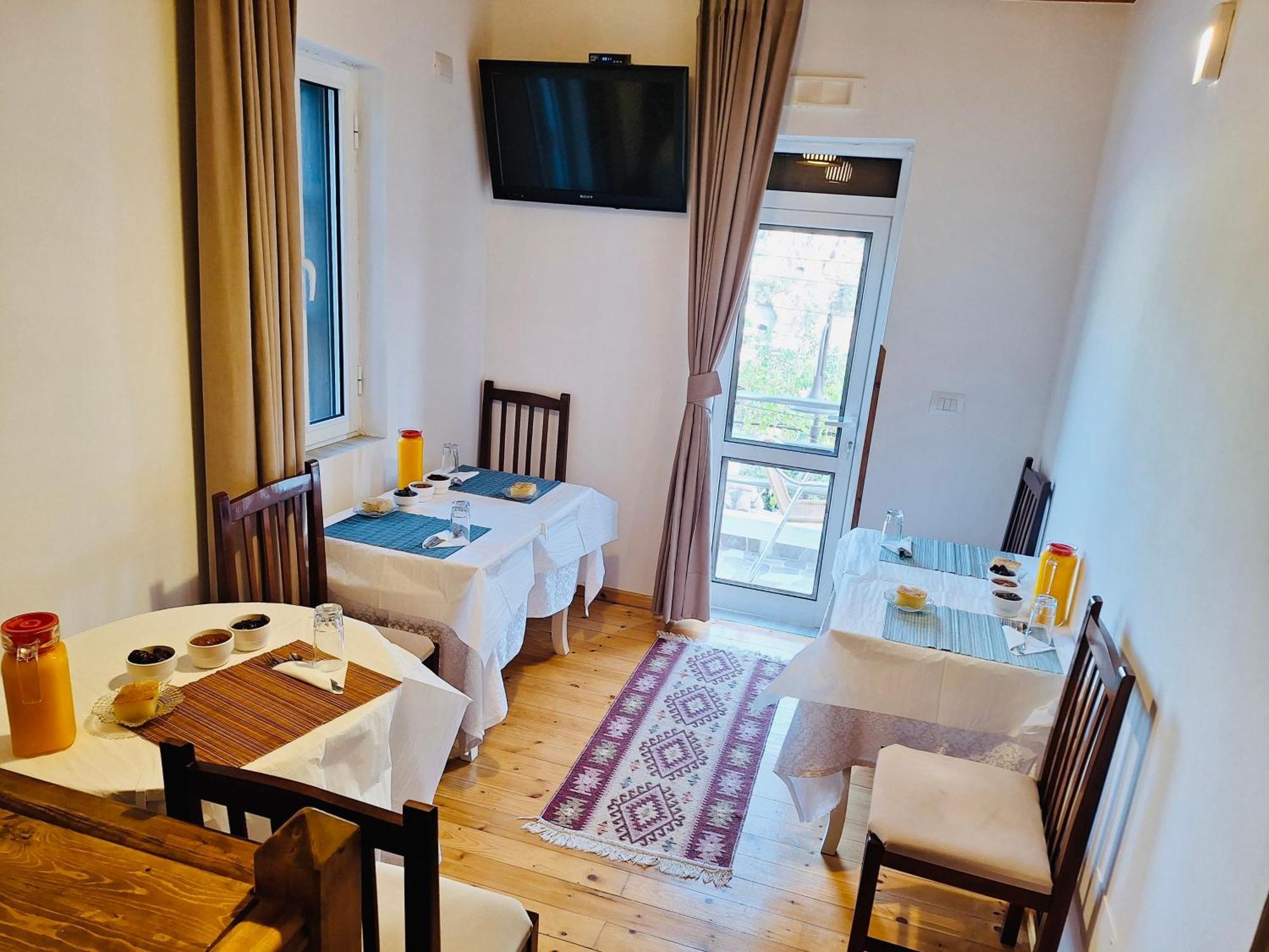 Guesthouse Riverside Berat Exterior photo