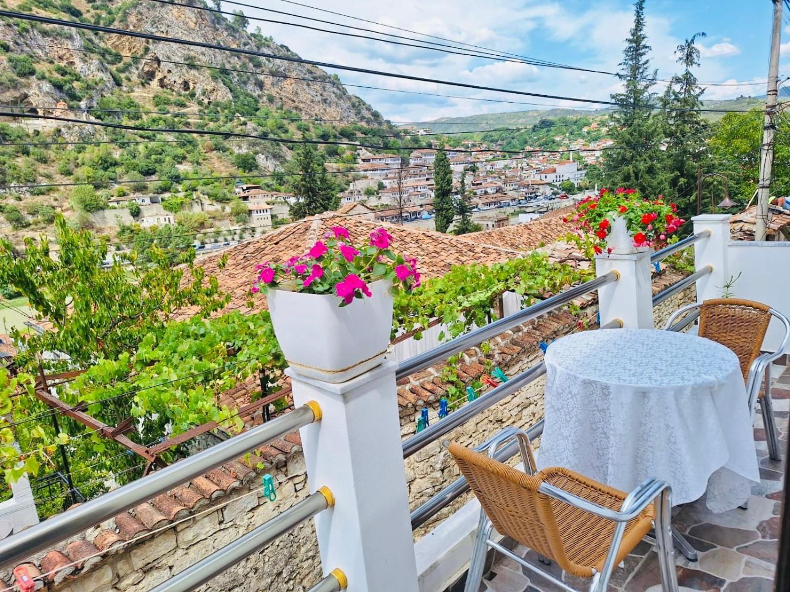 Guesthouse Riverside Berat Exterior photo